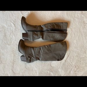 Fergalicious Women’s gray knee high boots size 6